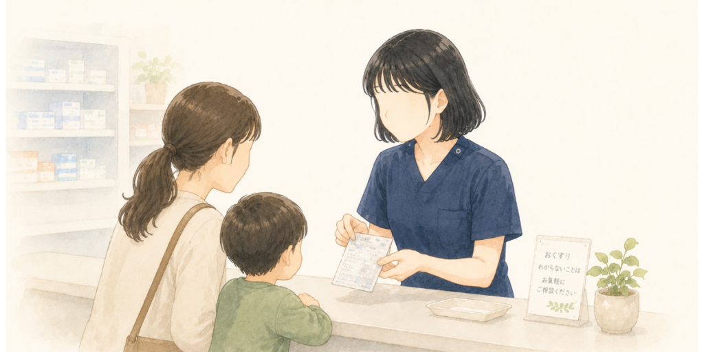 休日に親子連れの患者へ処方箋を受け取り対応するスポット薬剤師の女性